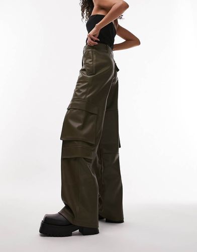 Pantalon cargo fonctionnel en similicuir - Kaki foncé - Topshop - Modalova