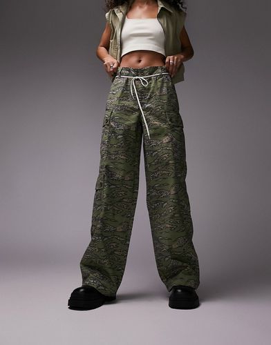 Pantalon large fonctionnel à motif camouflage - Kaki - Topshop - Modalova
