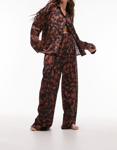 Pyjama satiné avec pantalon et chemise à liserés à imprimé abstrait - Chocolat - Topshop - Modalova