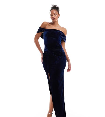 Robe longue en velours à épaules dénudées - Tfnc Tall - Modalova