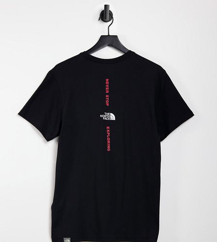 Exclusivité ASOS - T-shirt à logo vertical - The North Face - Modalova