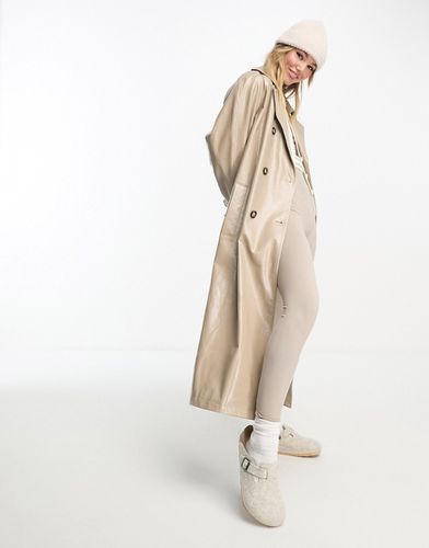 Trench-coat en similicuir verni - Taupe - The Frolic - Modalova