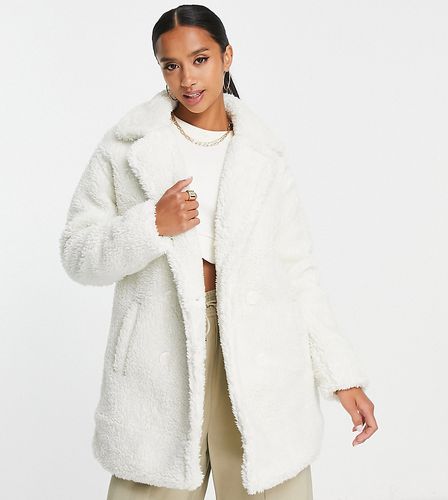 Manteau mi-long en imitation peau de mouton - Crème - Threadbare Petite - Modalova