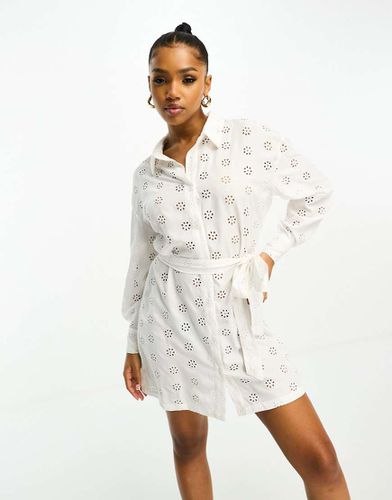 Robe chemise nouée à la taille en broderie anglaise - Threadbare - Modalova