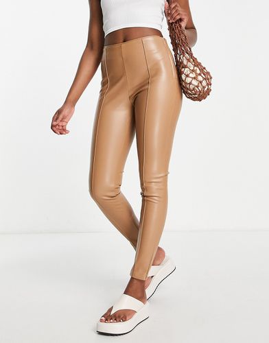 Pantalon ajusté en similicuir - Camel - Urban Revivo - Modalova