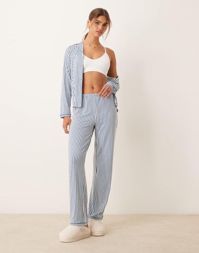 Pyjama à rayures avec chemise à manches longues et col à revers et pantalon - Urban Threads - Modalova