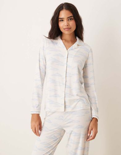 Pyjama en satin avec chemise à manches longues et col à revers et pantalon - Imprimé nuages - Urban Threads - Modalova