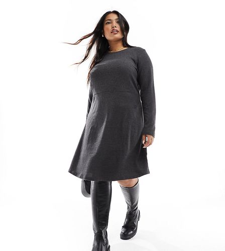 Robe patineuse courte en maille - Vero Moda Curve - Modalova