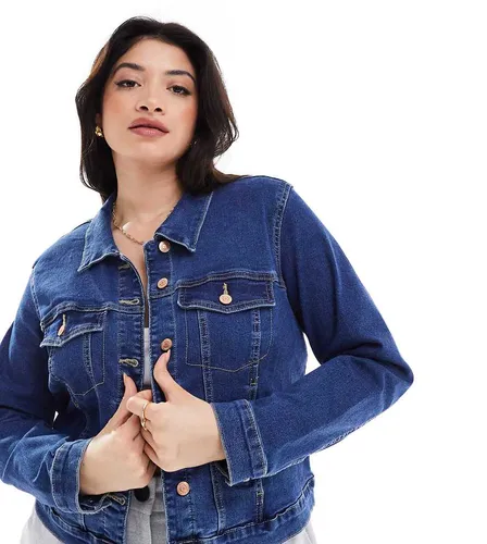 Veste en jean courte - moyen délavé - Vero Moda Curve - Modalova