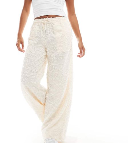 Pantalon large avec appliqués texturés et liens à la taille - Crème - Vero Moda Petite - Modalova