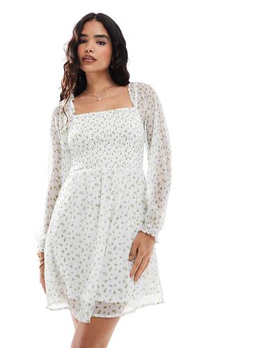 Robe babydoll courte à petites fleurs avec manches longues et encolure carrée - Vero Moda - Modalova