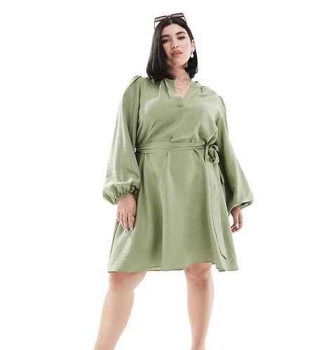 Robe courte nouée à la taille avec col en V - Vila Curve - Modalova