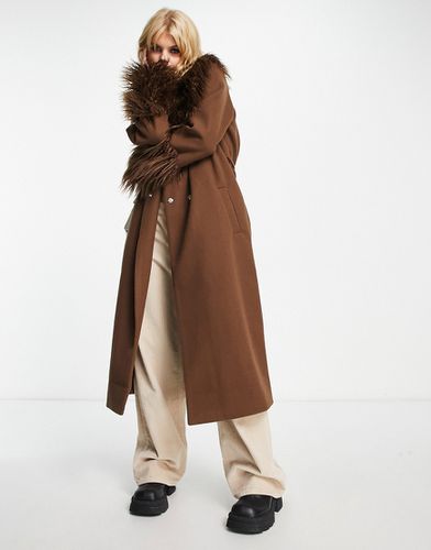 Manteau long à ceinture bordé de fausse fourrure - chocolat - Violet Romance - Modalova
