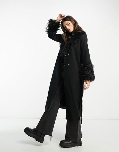 Manteau long à ceinture bordé de fausse fourrure - Noir - Violet Romance - Modalova