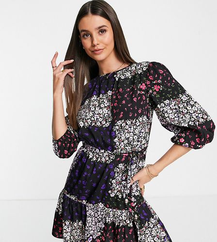 Robe courte à taille nouée avec imprimé floral effet patchwork - Violet Romance Tall - Modalova