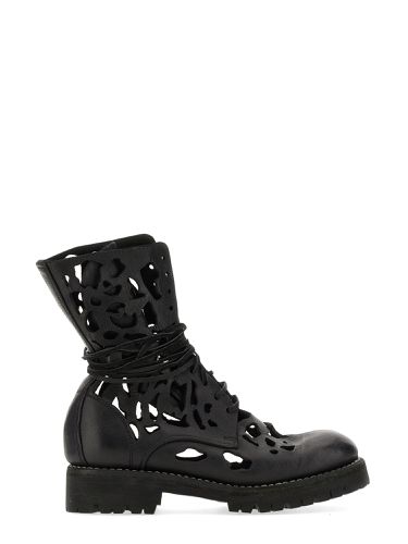 Ankle boot with cut out details - guidi - Modalova