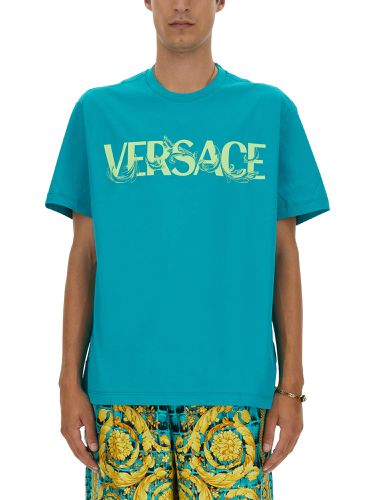 Versace t-shirt with baroque logo - versace - Modalova