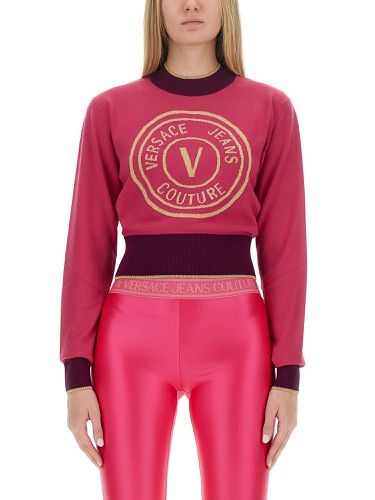 Cropped v-emblem sweatshirt - versace jeans couture - Modalova