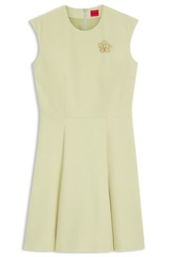 Robe sans manches avec broche fleur ton or - HUGO - Modalova