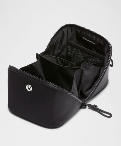 “ Petite trousse de toilette Ã  ouverture Ã  plat â€“ Noir - lululemon - Modalova
