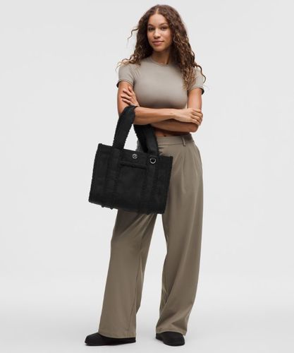 “ Boxy Tote Bag 10L Faux Shearling Trims â€“ Noir - lululemon - Modalova