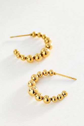 Boucles d'oreilles créoles à boules résistantes à l'eau par en - By Anthropologie - Modalova