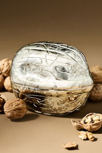Bougie figurative Metal Walnut Gourmand Noix sucrée et épices en taille: S chez - Anthropologie - Modalova