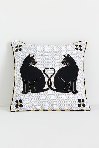 Coussin intérieur/extérieur Agatha chat noir brodé en Black taille: 18" sq chez - Anthropologie - Modalova