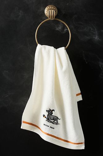 Serviette de toilette brodée Halloween en White chez Anthropologie - Molly Hatch - Modalova