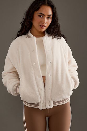 Le Bomber Sherpa Banks d'Upside par en Beige taille: S chez Anthropologie - The Upside - Modalova