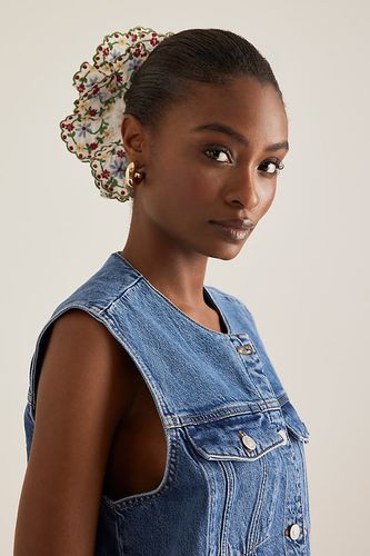 Chouchou pour cheveux brodé Lulu en White chez Anthropologie - Damson Madder - Modalova