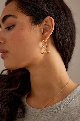 Anneaux dorés avec pendentif en T en Gold chez Anthropologie - Tilly Sveaas - Modalova