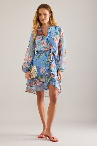 Robe mini portefeuille à triple volant taille: Uk 8 chez Anthropologie - Bardot - Modalova