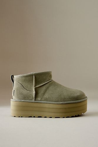 Bottines à semelle plateforme Classic Ultra Mini en Beige, taille: 38 chez Anthropologie - UGG - Modalova