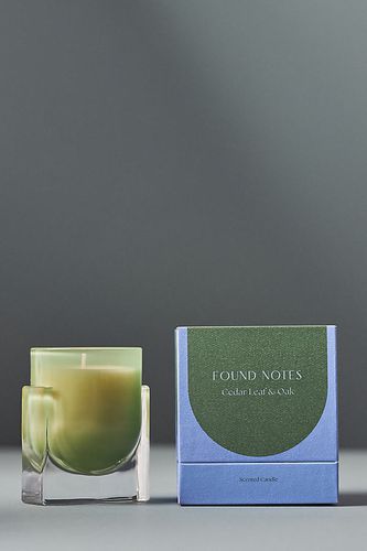 Found Notes Cedar Leaf & Oak Boxed Candle par en Green taille: XS - Found Notes by Anthropologie - Modalova