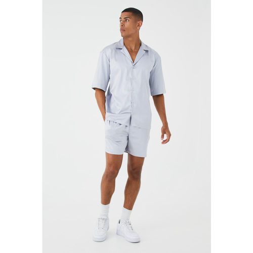 Ensemble satiné avec chemise et short - Boohooman - Modalova