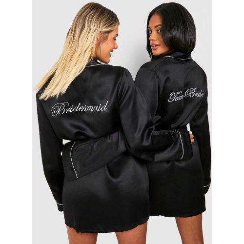 Robe De Chambre Satinée À Inscription Bridesmaid - boohoo - Modalova
