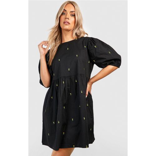 Grande Taille - Robe Babydoll À Broderies Fleuries - boohoo - Modalova