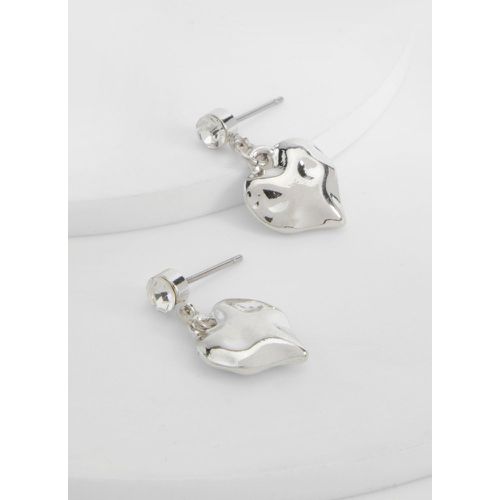 Hammered Heart Earrings - - boohoo - Modalova