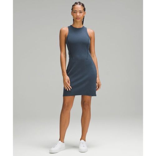 Un look approprié pour le bureau, mais la sensation de travailler de chez soi. Enfilez cette robe côtelée à coupe slim en prévision d’une journ - 146953501 - Modalova