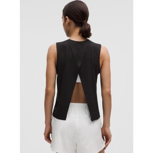 Pour courir sur la piste, au supermarché ou à un rendez-vous, toujours avec chic. Avec son tissu qui sèche rapidement et ses empiècements superpos - 156490679 - Modalova