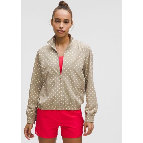 Échauffez-vous dans cette veste d’inspiration vintage. L’ourlet élastique, les poignets froncés et le tissu léger apportent une touche rétro - 155751510 - Modalova