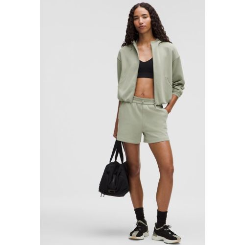 Il faut le sentir pour le croire. Le toucher de ce short rappelle la douceur d’une peau de pêche, il est impossible d’y résister. Portez-le de f - 156501521 - Modalova