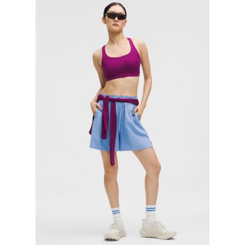 Des pas chassés aux sprints, donnez-vous à fond avec ce short. Les ourlets fendus inclinés vous donnent l’espace nécessaire pour effectuer des m - 156495081 - Modalova