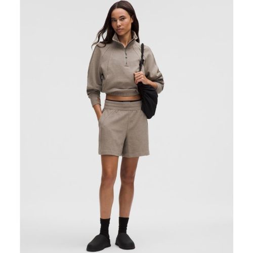 Notre short en molleton emblématique avec une touche texturée. Son riche tissu gaufré apporte profondeur et douceur à vos moments de détente | lu - 157684138 - Modalova