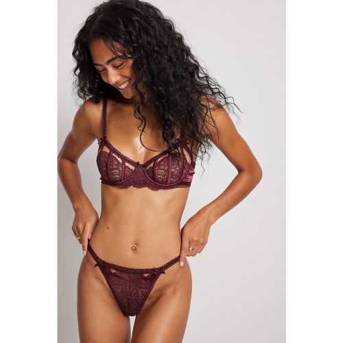 String en dentelle avec détail anneau en matière recyclée - Red - NA-KD Lingerie - Modalova