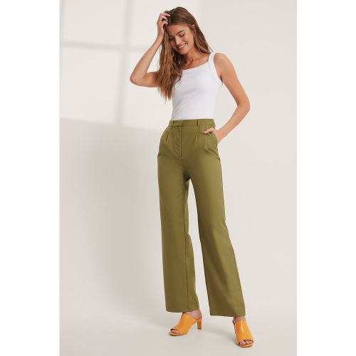Pantalon De Costume Plissé - Green - Mathilde Gøhler x NA-KD - Modalova