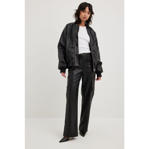 Pantalon cargo en faux cuir - Black - NA-KD Trend - Modalova