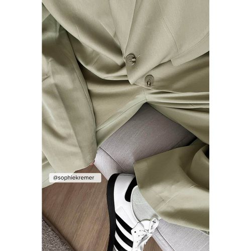 Pantalon de tailleur à plis et taille mi-haute - Green - Oumayma & Khaoula x NA-KD - Modalova