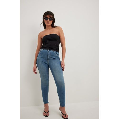 Jean slim taille haute à ourlet brut - Blue - NA-KD - Modalova
